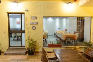 uma sala de jantar com uma mesa longa e cadeiras em Villa Nazareth B&B em Nazaré