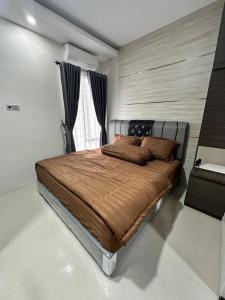 a bedroom with a large bed in a room at Livi Guest House in Sekupang