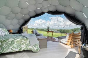Giường trong phòng chung tại Deerstone Glamping-Ingleborough hill dome-Hot Tub