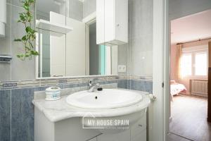 Koupelna v ubytování MyHouseSpain - Piso 3 habitaciones cerca playa San Lorenzo + 22 fotografií