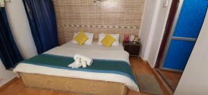 Postel nebo postele na pokoji v ubytování Peace & Love Hostel Jaisalmer
