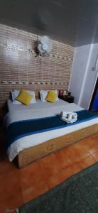 Postel nebo postele na pokoji v ubytování Peace & Love Hostel Jaisalmer
