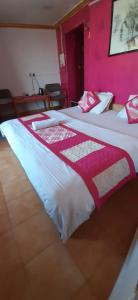 Postel nebo postele na pokoji v ubytování Peace & Love Hostel Jaisalmer