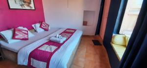 Postel nebo postele na pokoji v ubytování Peace & Love Hostel Jaisalmer