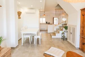 a kitchen and dining room with a white table and chairs at Tarifa Cozy House - Casita Central in Tarifa