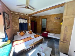Postel nebo postele na pokoji v ubytování Peace & Love Hostel Jaisalmer