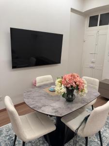 TV a/nebo společenská místnost v ubytování WELCOME RIVIERA Mazzini 77 appartamento lusso nel centro di Rapallo,WIFI, condizionamento in ogni stanza, attrezzato con tutto quello che serve in una casa, per un soggiorno da favola, parcheggio a pagamento 15euro al giorno da prenotare in anticipo + 17 fotografií