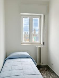 un dormitorio con una cama y una ventana en Isabel apulian apartment, en Molfetta