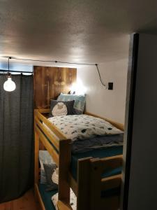 代米考迪亚le Nid Douillet au pied de Megève的一间小卧室,配有双层床 更多14张照片