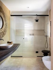 een badkamer met twee wastafels en een douche bij Le Mas des Baux in Les Baux-de-Provence