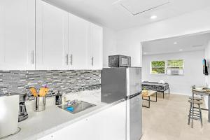 Kuchyň nebo kuchyňský kout v ubytování Hollywood Beach Boutique Vacation Studio Lb4