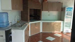 Кухня або міні-кухня у Casa mono ambiente y piscina.