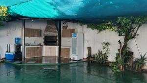 Кухня або міні-кухня у Casa mono ambiente y piscina.