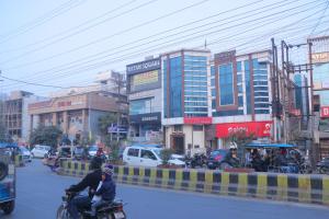 马图拉Hotel Panache 500 Mtrs From Shri Krishna Janma bhumi Teample的一群骑摩托车的人在城市街道上骑摩托车