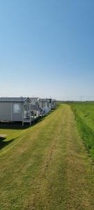 RhuddlanにあるSun Valley Caravan Park Rhuddlan RHYLの土道の畑の一列
