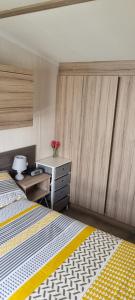 RhuddlanにあるSun Valley Caravan Park Rhuddlan RHYLのベッドルーム1室(ベッド2台、デスク、デスク付)