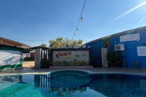 une piscine en face d'un bâtiment bleu dans l'établissement U-Thong Garden Resort, à Ban Na Kaum Tai