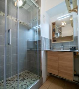 une salle de bain avec douche et lavabo dans l'établissement Le Dory - Spacieux, Climatisation, Terrasse & Parking, à Montpellier