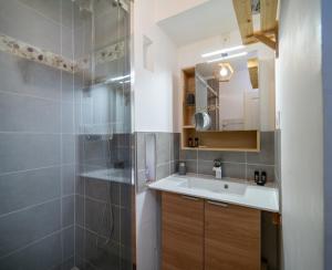 une salle de bain avec lavabo et douche dans l'établissement Le Dory - Spacieux, Climatisation, Terrasse & Parking, à Montpellier