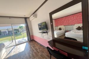 - un grand miroir dans une chambre avec un lit dans l'établissement U-Thong Garden Resort, à Ban Na Kaum Tai
