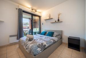 une chambre avec un lit et une fenêtre dans l'établissement Le Dory - Spacieux, Climatisation, Terrasse & Parking, à Montpellier
