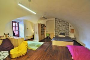 een grote kamer met een bed en een bureau en een kamer met bij Apartment Trziste in Praag