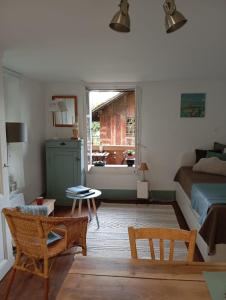 Un dormitorio con una cama y una mesa y una ventana. en Studio Le rêve de Rive, en Nyon