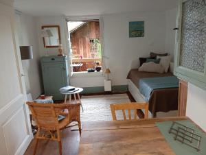 a small room with a bed and a window at Studio Le rêve de Rive in Nyon
