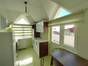 Una pequeña cocina con una mesa y una ventana. en Penthouse, en Trabzon