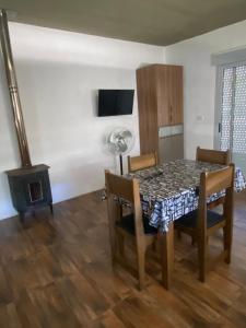 a dining room with a table and a stove at Apartamento pet friendly, se reserva con seña in Piriápolis