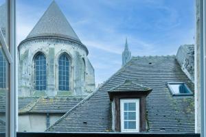 a roof of a church with a window and a tower at Appartement au cœur de Senlis in Senlis