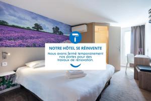 Camera d'albergo con letto e murale floreale viola di Brit Hotel Avignon Sud Le Calendal ad Avignone