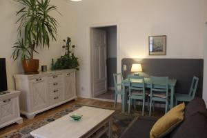 a living room with a table and a dining room at Gemütliche Ferienwohnung in Görlitz in Görlitz