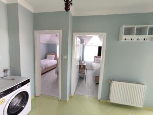 Habitación con lavadora y dormitorio en Penthouse, en Trabzon