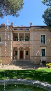 Un gran edificio con una fuente delante. en Villa Santa Maria al Poggio, en Porto San Giorgio 54 fotos más