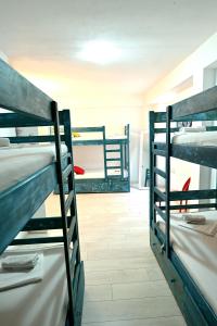 Posteľ alebo postele v izbe v ubytovaní White Rabbit Hostel