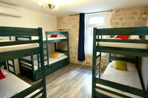 Posteľ alebo postele v izbe v ubytovaní White Rabbit Hostel