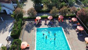 Bazén v ubytování VIOLA Club Village & Camping nebo v jeho okolí