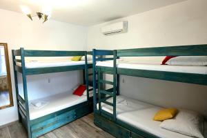 Posteľ alebo postele v izbe v ubytovaní White Rabbit Hostel