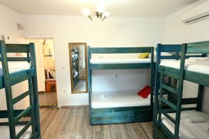 Posteľ alebo postele v izbe v ubytovaní White Rabbit Hostel