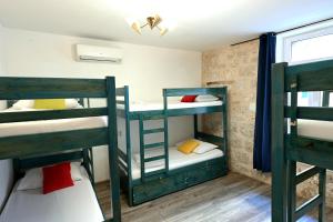Posteľ alebo postele v izbe v ubytovaní White Rabbit Hostel