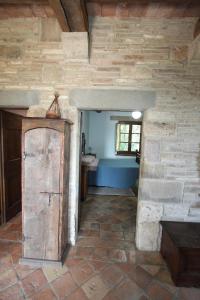 łazienka z wanną w kamiennej ścianie w obiekcie il Cottage della Ginestra w mieście Morruzze