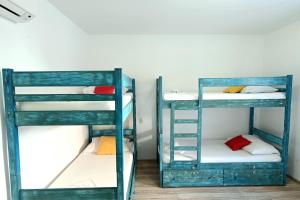 Posteľ alebo postele v izbe v ubytovaní White Rabbit Hostel