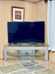 El Pradoにある1722 Historic Adobeのテーブルの上に置かれた薄型テレビ +29枚の写真