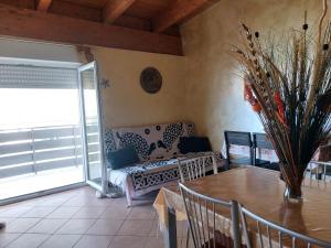 una sala de estar con un sofá y una mesa en Elvira, en Marina di Montenero 5 fotos más