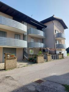 un edificio con balcones al costado de una calle en Elvira, en Marina di Montenero