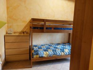 Dos literas en una habitación con cómoda. en Elvira, en Marina di Montenero