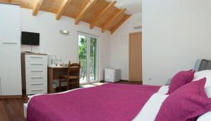 Rúm í herbergi á Hotel Fortuna
