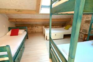 Posteľ alebo postele v izbe v ubytovaní White Rabbit Hostel