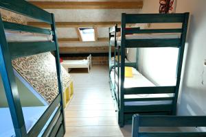Poschodová posteľ alebo postele v izbe v ubytovaní White Rabbit Hostel